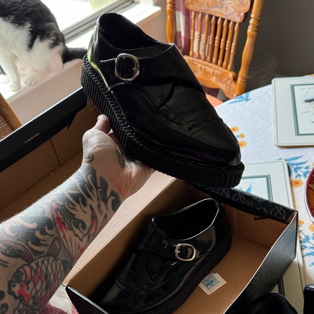 TUK shiny pointed buckle creepers